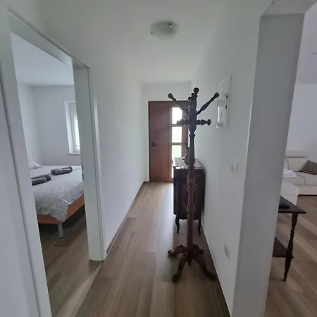 Vipava Valley - Miki - With Patio, Parking & Pets Ok Διαμέρισμα *