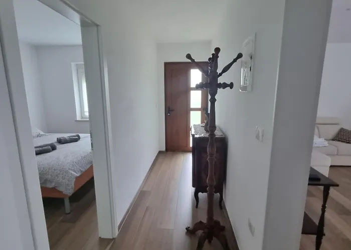 Vipava Valley - Miki - With Patio, Parking & Pets Ok 公寓 *